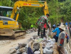 Tak Hanya Alat Tradisional, Alat Berat Excavator Pun Diturunkan Pada Pra TMMD Di Desa Kembang