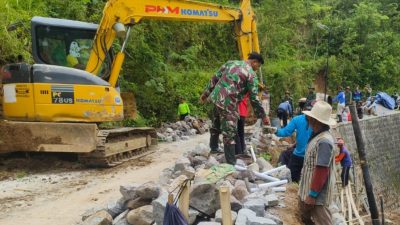 Tak Hanya Alat Tradisional, Alat Berat Excavator Pun Diturunkan Pada Pra TMMD Di Desa Kembang